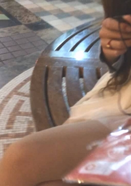 70922街头搭讪推销袜子换袜子的小姐姐视频