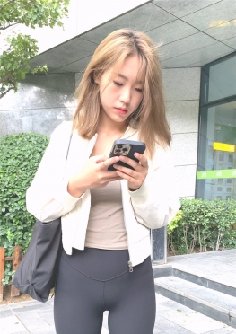 64640-64641魔镜3a街拍美术馆黑色紧身瑜伽裤长腿丰满美女视频