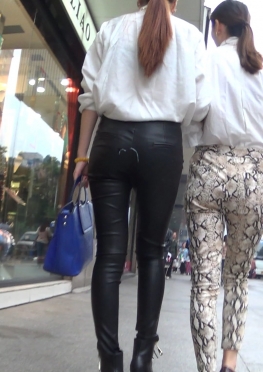 59112黑色紧身皮裤翘臀美女陪闺蜜逛街视频