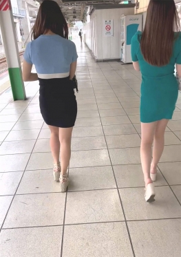 68275地铁上坐在我对面的两位短裙大长腿女孩子视频