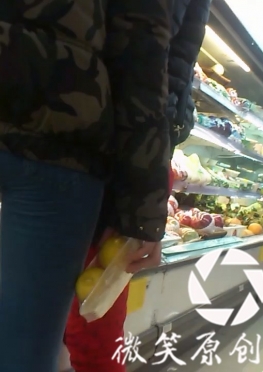 63428-63429-63430-63431逛街的紧身牛仔裤长腿女孩视频