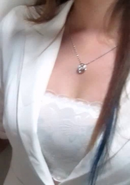 71007-71011在走廊里换裙子的白色紧身裤长腿小姐姐视频