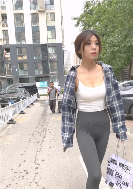 64473魔镜街拍第一站瑜伽金蛇库长腿女孩视频