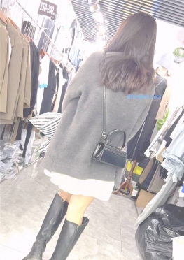 68610逛商店买衣服的短裙白腿女孩子视频