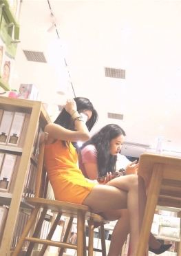 68857超短包裙大长腿女孩子和闺蜜百褶裙小姐姐小姐姐视频