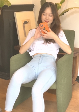 64234魔镜街拍喜欢一字马的紧身牛仔裤长腿美女视频