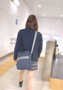 68365戴着口罩乘坐地铁的jk短裙小姐姐视频