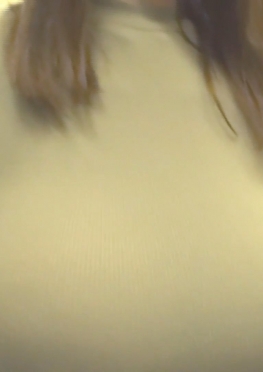 64547魔镜街拍第一站边走路边玩手机的丰满牛仔热裤女孩视频