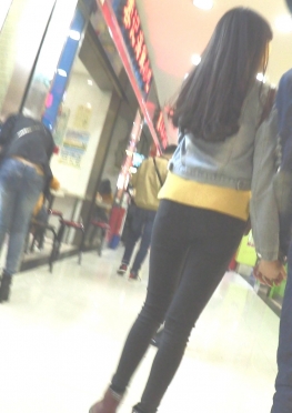 63242魔镜街拍第一站黑色紧身裤女孩视频