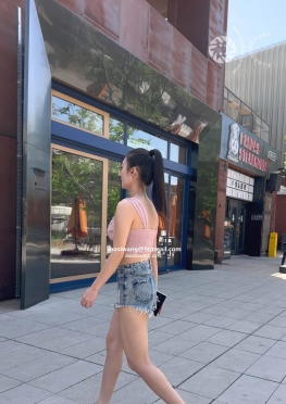 76126逛街的牛仔热裤大长腿美女视频