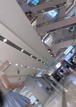 73857逛商场的超短裙大长腿极品美女视频