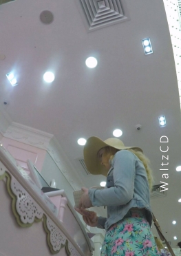 69418逛商店的短裙大白腿长腿女孩视频