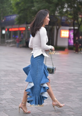 街拍走路带风的女人图片