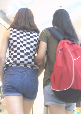 68408逛街的紧身牛仔热裤长腿小姐姐视频