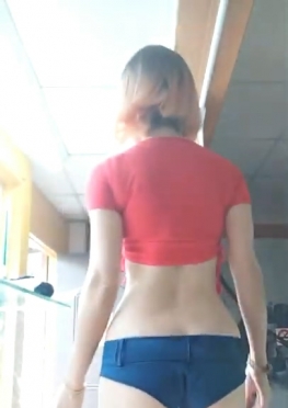 59768在店里跳舞的三角牛仔热裤翘臀大白腿美女视频