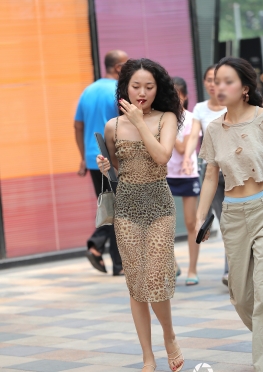 滚叔街拍一身狂野的豹纹短裙