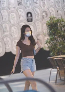 62830-62831魔镜街拍第一站戴口罩的热裤长腿女孩视频