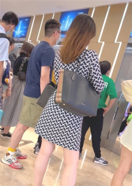 68708排队买东西的短裙女人视频