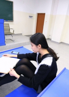 75684在教室里的厚黑美妹大长腿极品美女同妹视频