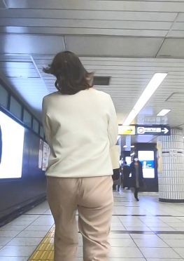 57701魔镜街拍第一站紧身裤美女逛街视频