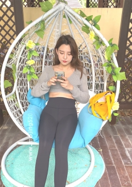 63665在泳池旁晚睡的黑色紧身瑜伽裤长腿女孩视频