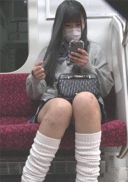 68337乘坐地铁的jk短裙小姐姐小姐姐视频