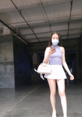 72637-72642身材苗条的百褶裙大长腿邻居姐姐电梯里偶遇视频