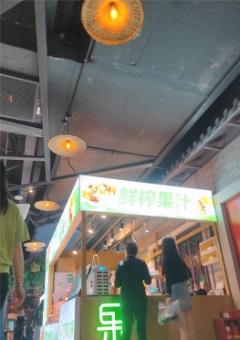 68158逛夜市的牛仔短裙长腿女孩视频