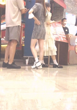 68882逛商场的短裙长腿小姐姐视频