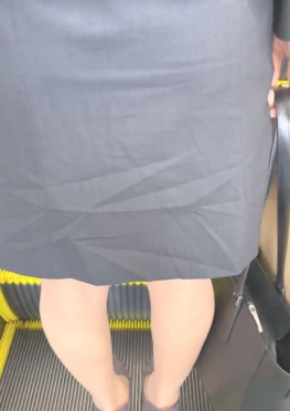 68269乘坐地铁回家的职业装肉丝足长腿小姐姐视频