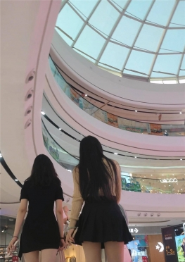 68149逛商场的黑色短裙大长腿女孩视频