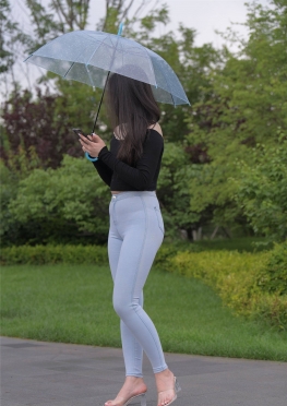 73804撑伞闲逛的紧致紧身牛仔裤长腿美足极品美女视频