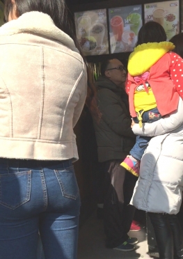 61236-61237-61238逛街的紧身牛仔裤翘臀美女视频