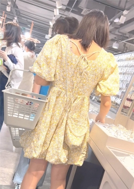 68743穿着黄颜色碎花裙的大长腿小姐姐逛超市视频
