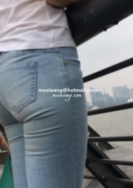 75859江边的紧身牛仔裤小姐姐视频