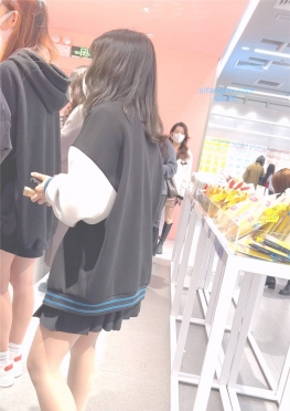 68504两位jk短裙长腿女孩，黑丝小姐姐和白丝美女逛街视频