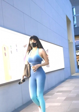 62522身材丰满的蓝色紧身裤长腿女孩视频