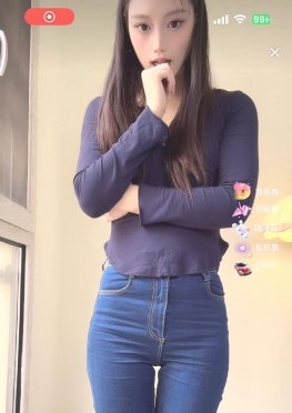75497蓝色紧身牛仔裤美女视频