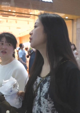 69197逛街的短裙长腿小姐姐视频