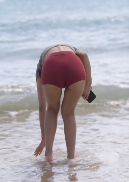 7795海边酒红Rk【784P】海边玩耍的红色紧身短裤长腿美女套图