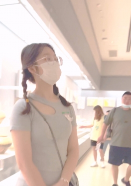 68477戴着口罩扎着两个小辫的超短包裙长腿可爱小姐姐视频