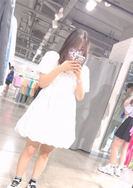 68481在服装店停留的眼睛戴口罩的小姐姐视频