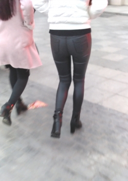61189逛街的黑色皮裤美女
