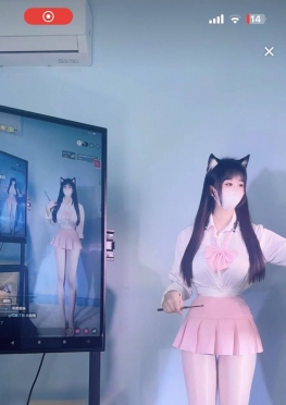 75688-75690粉色超短裙肉丝足大长腿极品美女视频