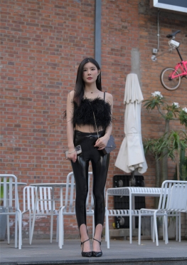 6360幽幽暗PK【661P】逛街的黑色皮裤大长腿小姐姐套图