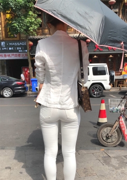 61817露背的白色紧身裤女孩视频