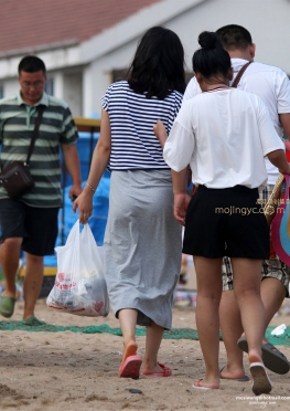 海风吹拂棉质裙，风也有形状