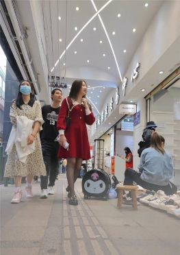 68132逛街的红色短裙黑丝长腿女孩视频