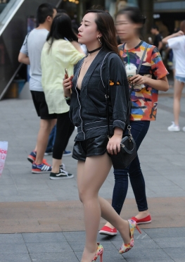 街拍逛街的热裤大姐姐