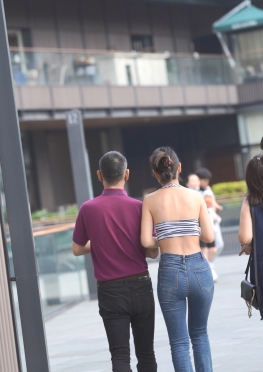 62422逛街的紧身牛仔裤长腿女孩视频